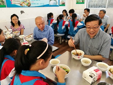 李伟：为阳光校餐点赞一一农村学生