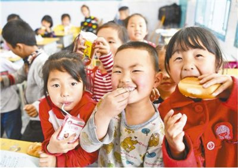 农村娃享用课间营养餐